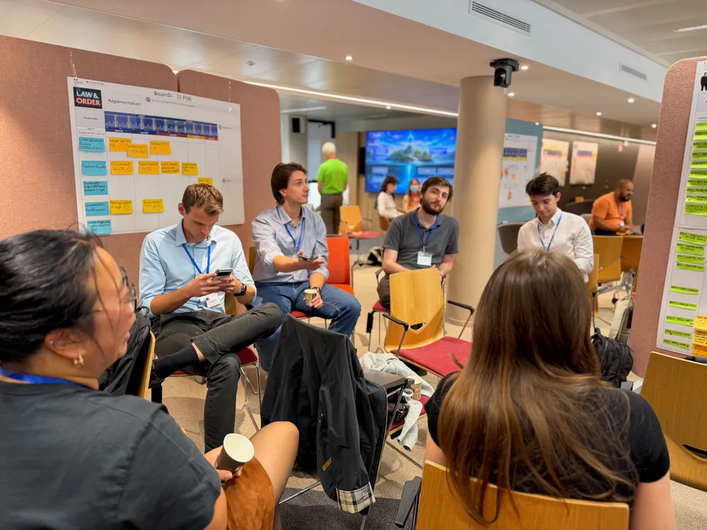 Atelier collectif autour d’une table et de notes adhésives.